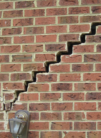 major cracking of a brick foundation wall in Bonaire